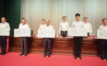 擁有省首臺套技術(shù)裝備，軟控獲膠州市獎勵